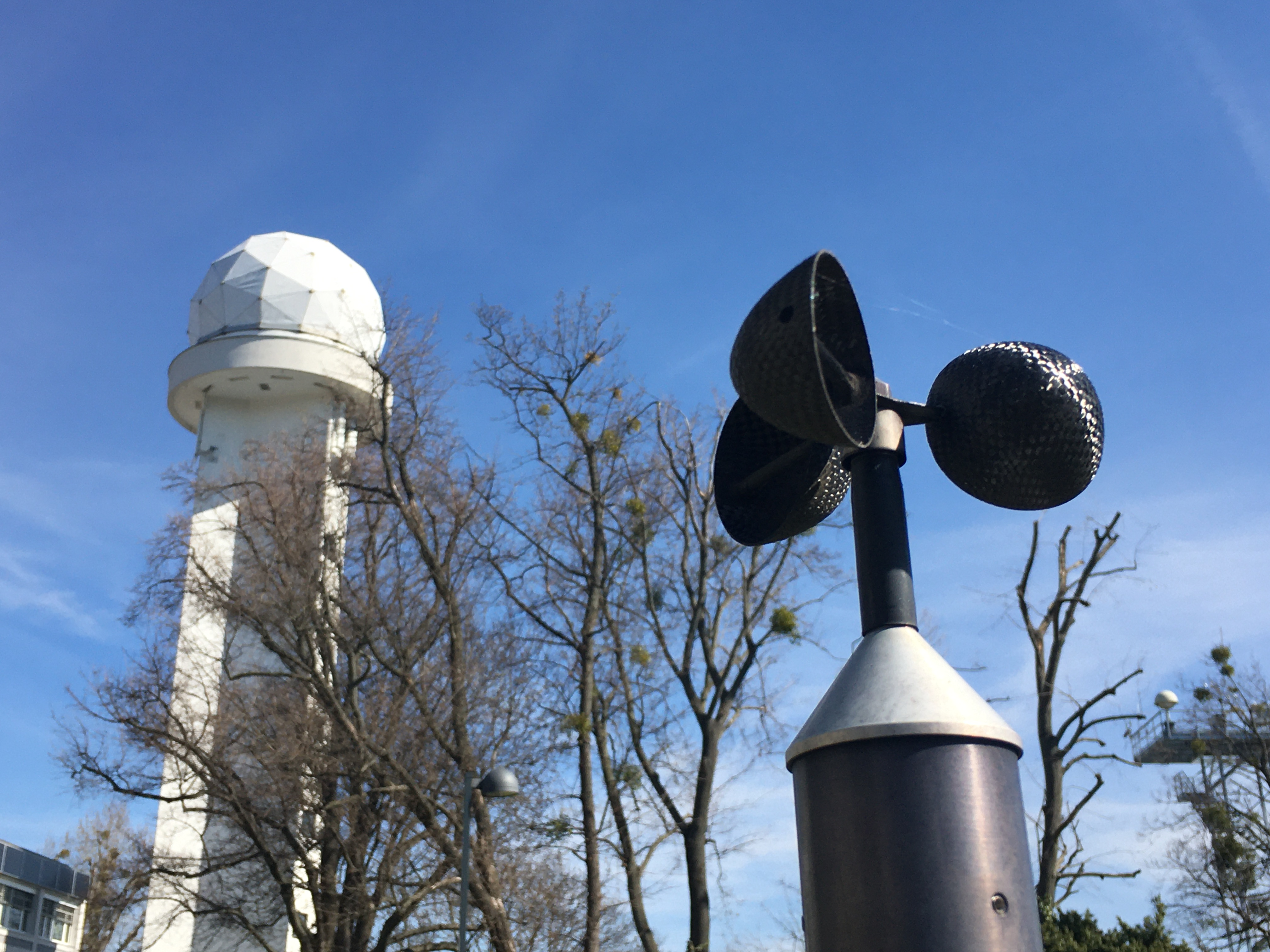 Radarturm und Anemometer