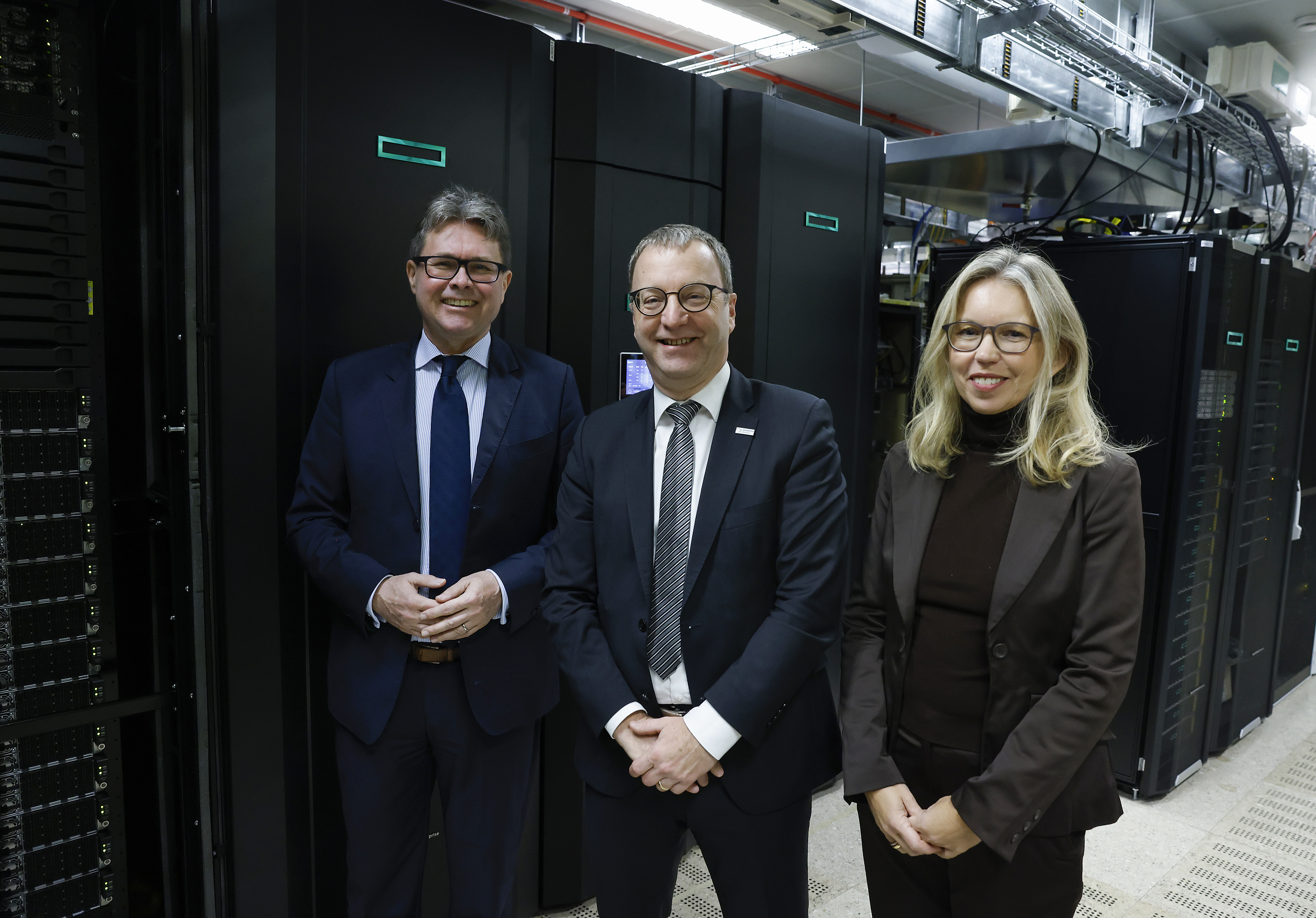 Minister Martin Polaschek, Generaldirektor Andreas Schaffhauser und Generaldirektorin Sylvia Bauer-Beck stehen vor dem neuen Hochleistungsrechner der GeoSphere Austria.