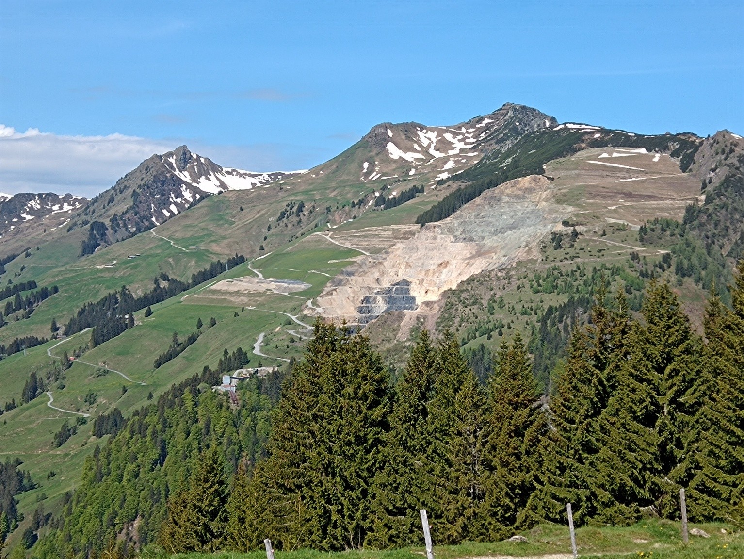 Berglandschaft mit Steinbruch