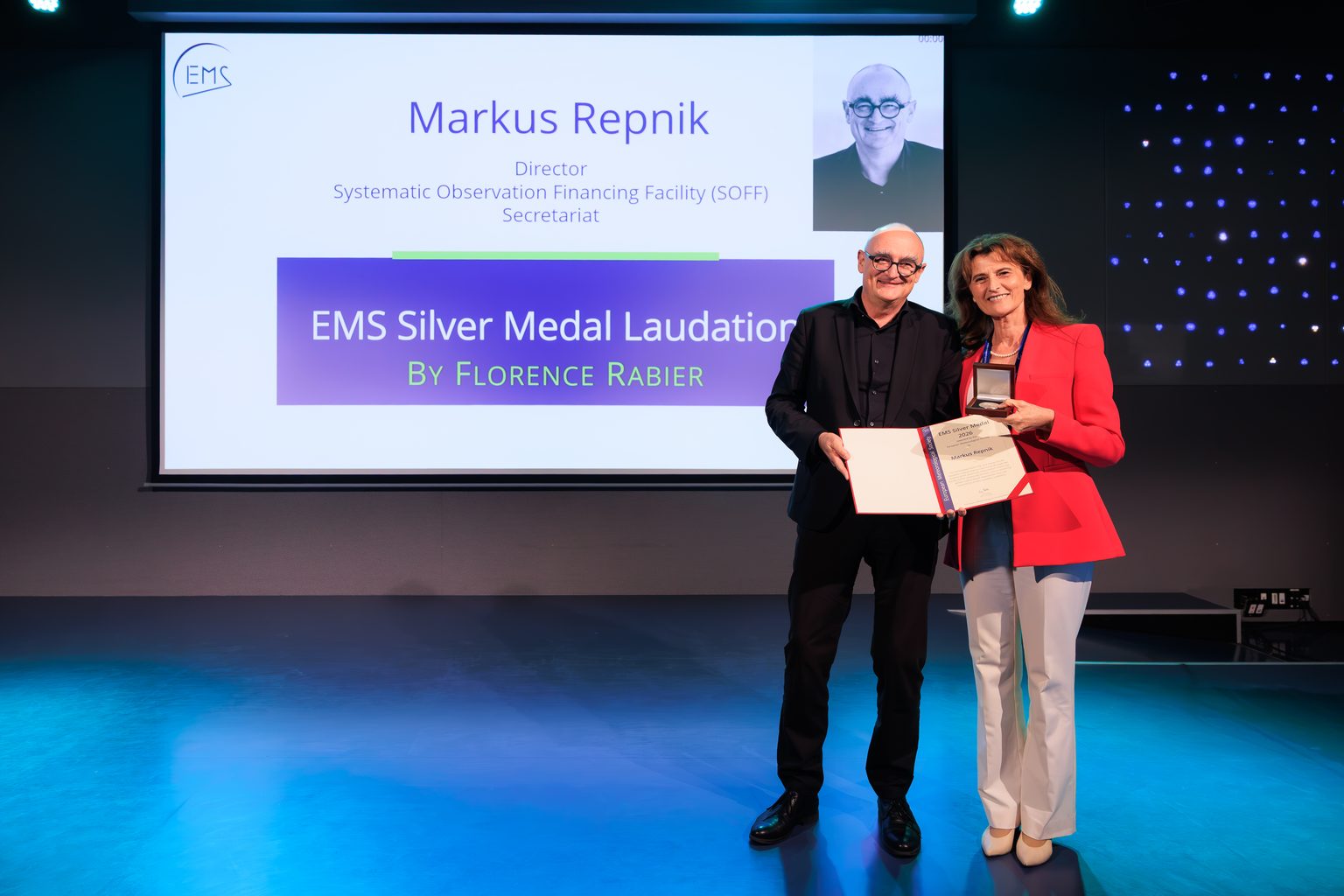 Ein Mann und eine Frau mit einer Urkunde in der Hand