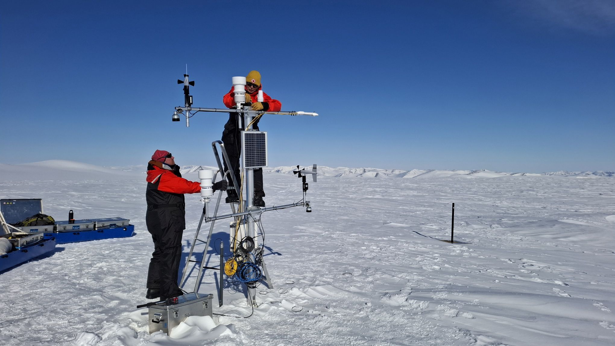 2 Personen montieren eine Wetterstation