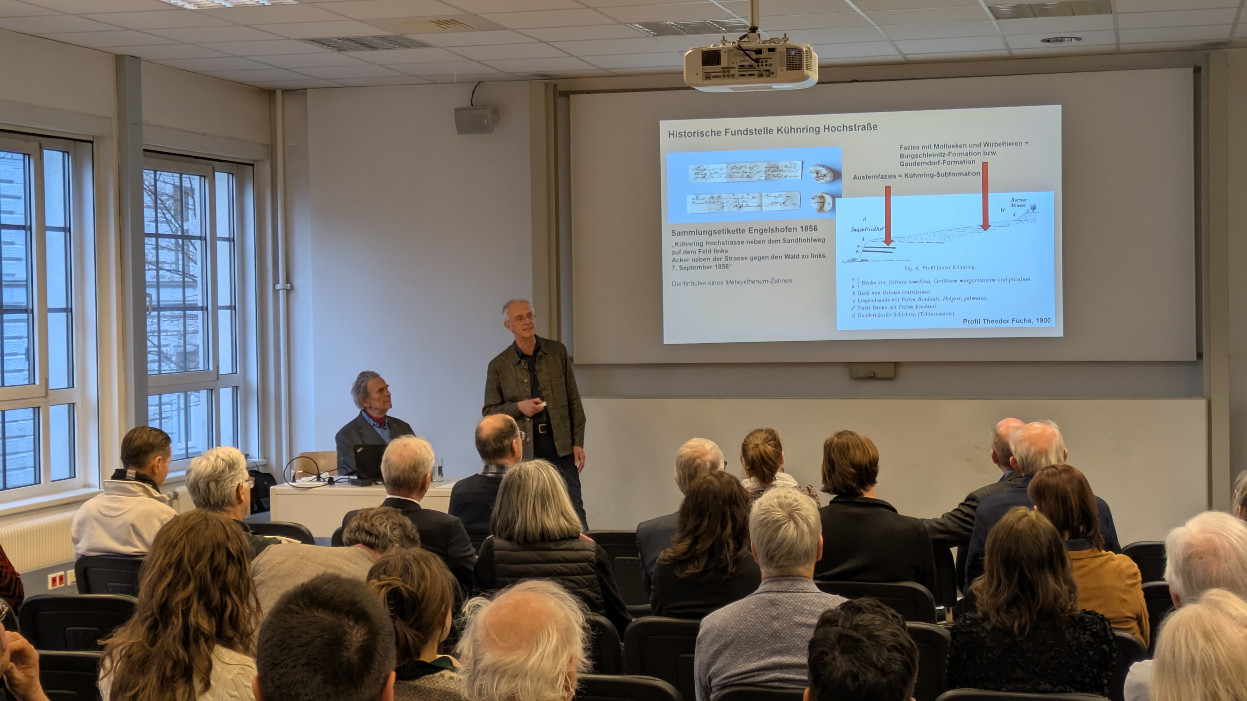 Mehrere Personen in einem Vortragsraum