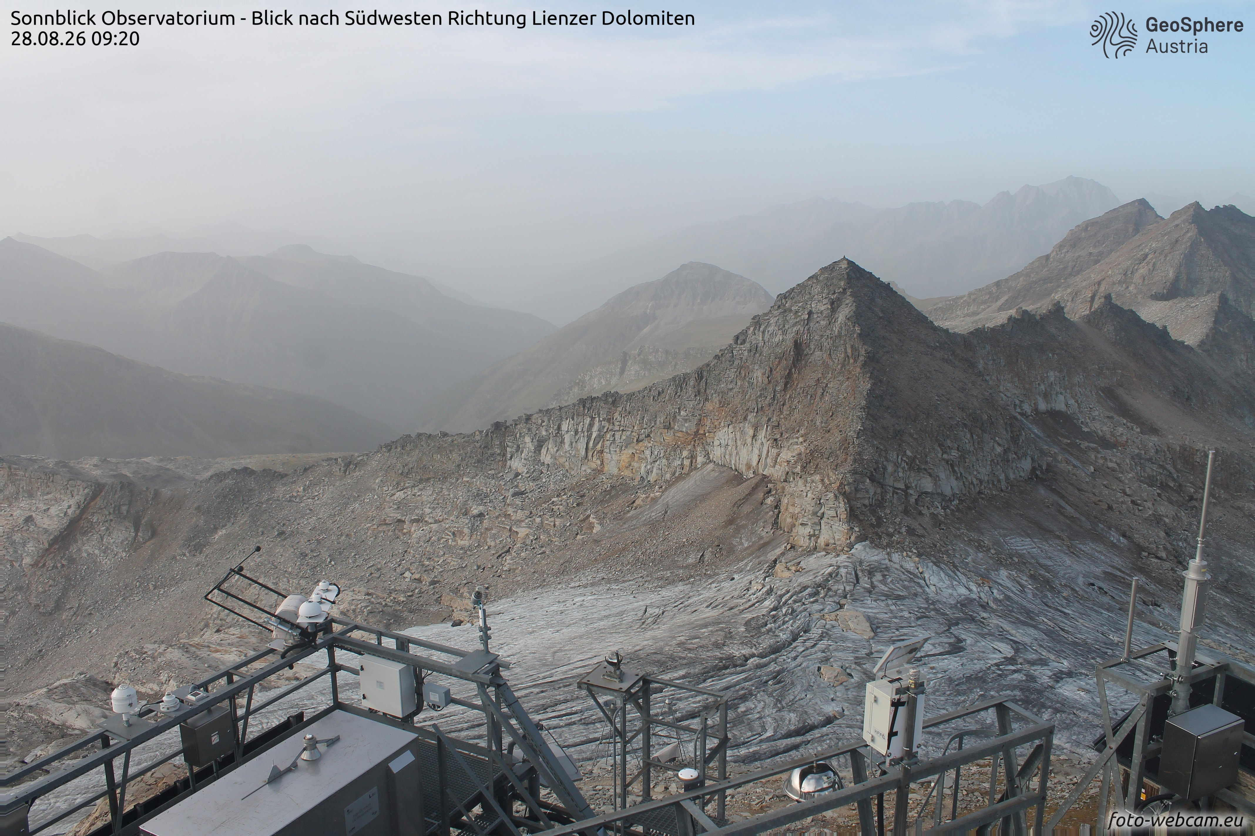 Durch Staub getrübtes Bergpanorama