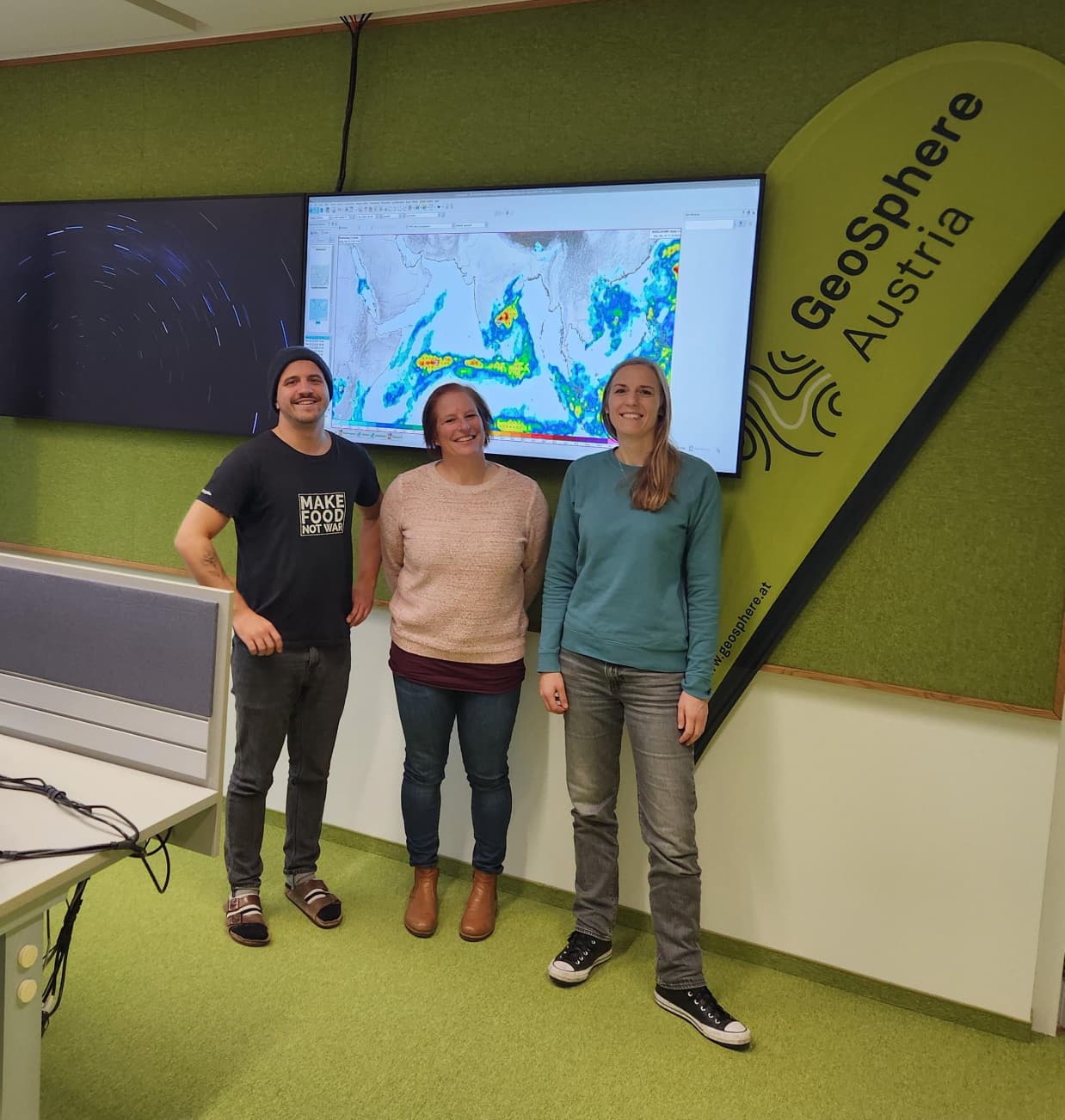 3 Personen vor einem Monitor