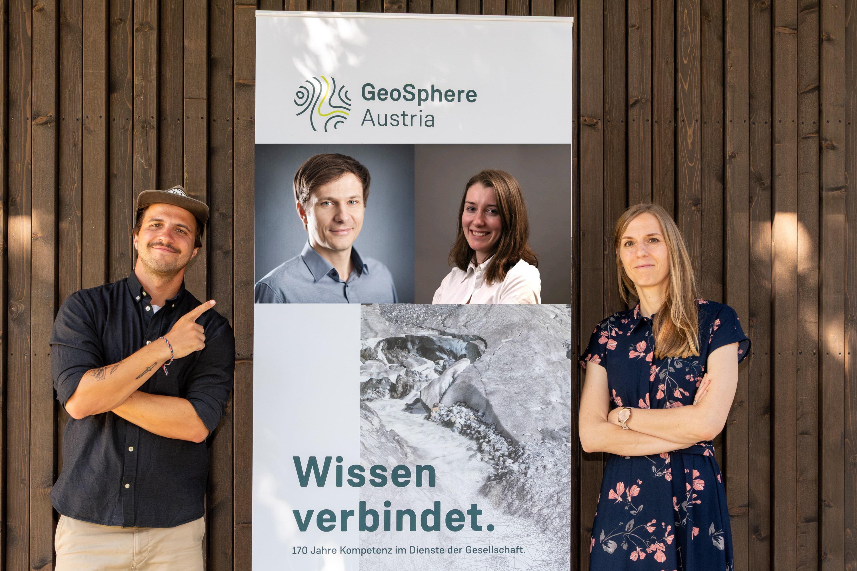 4 Personen vor einer Holzwand