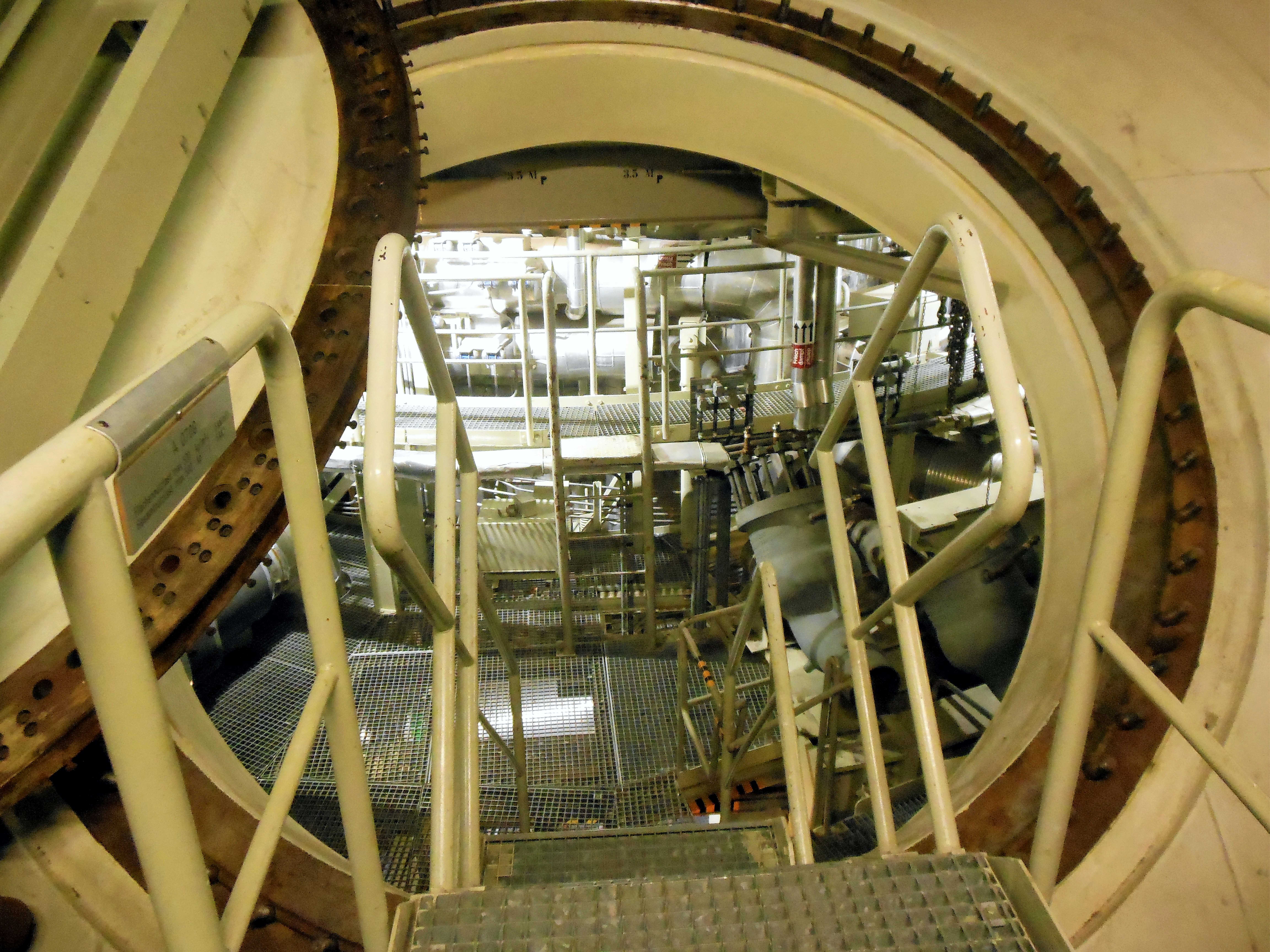 Blick in Maschinenraum durch Montageöffnung